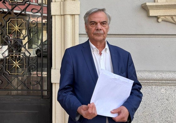 José Pedro Fernández posa frente a la sede del Colegio de Médicos de León con la documentación del recurso.