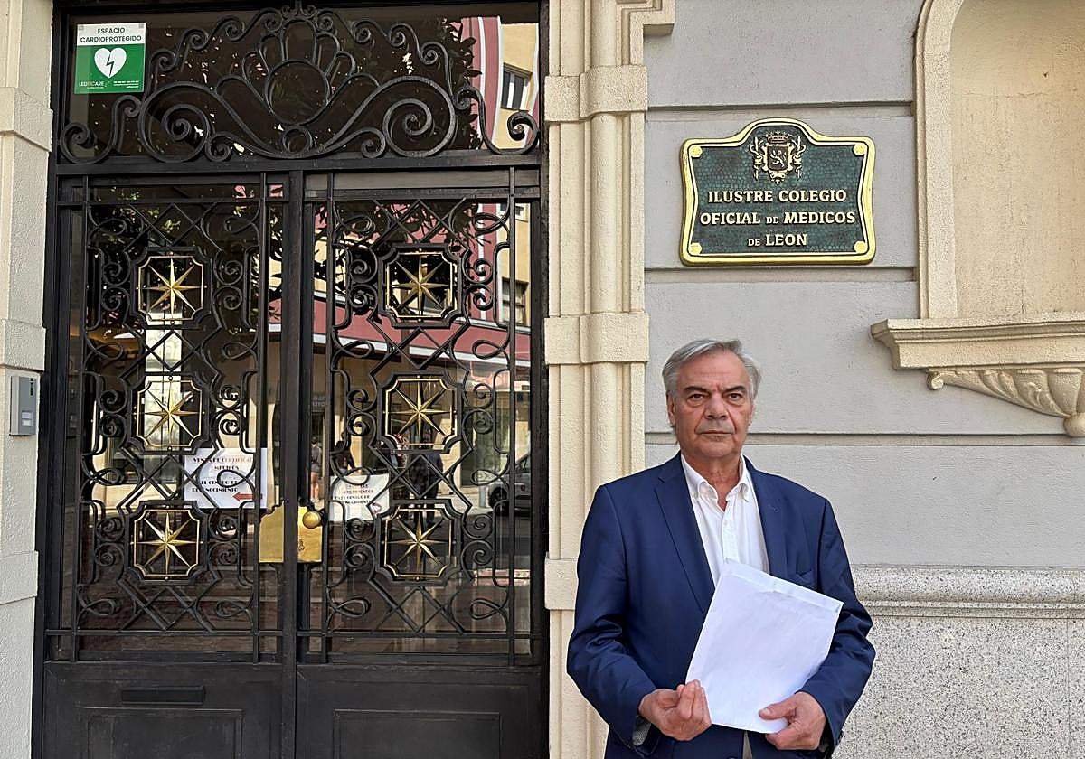 José Pedro Fernández posa frente a la sede del Colegio de Médicos de León con la documentación del recurso.