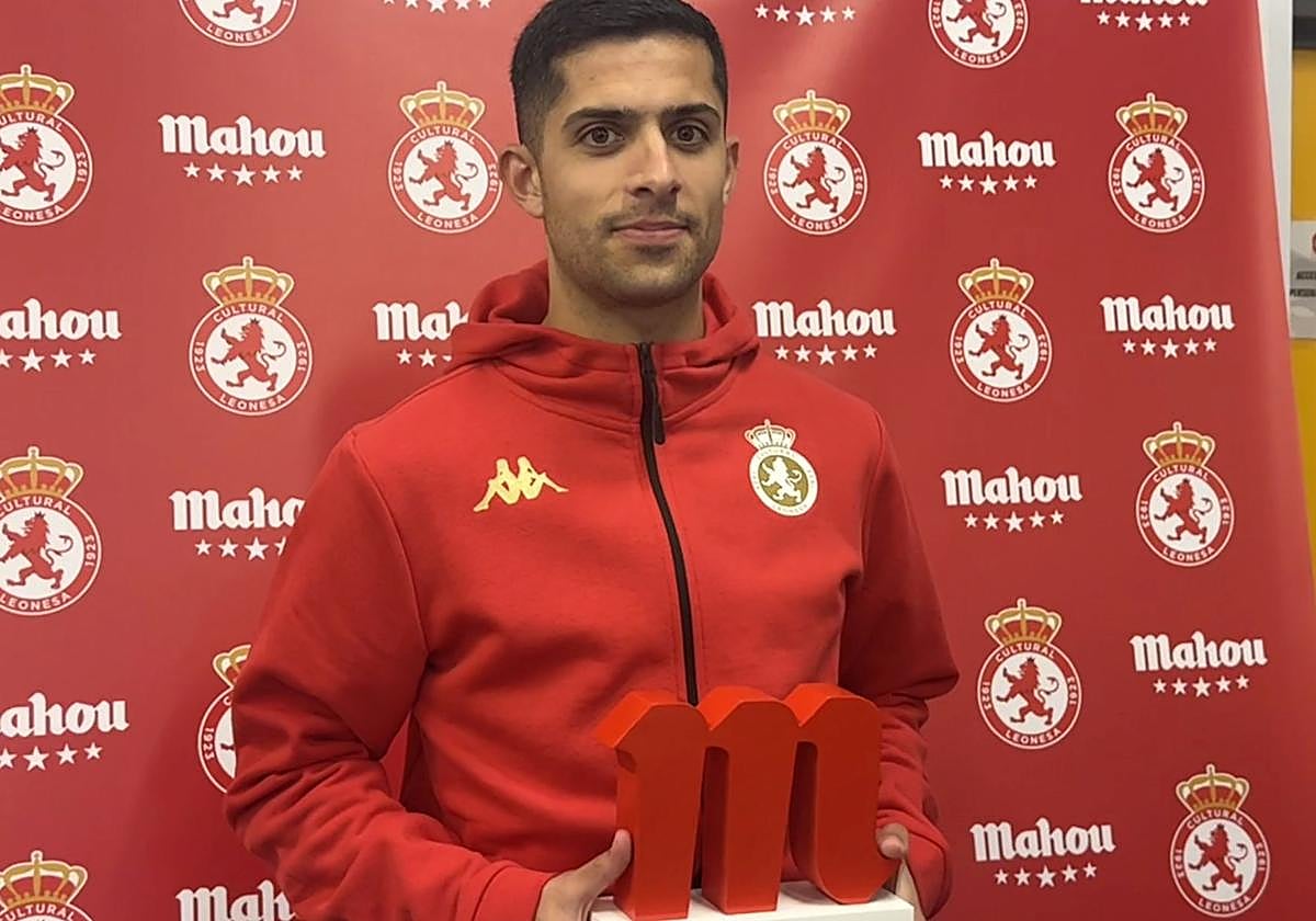 Bicho posa con el premio de mejor jugador de abril.