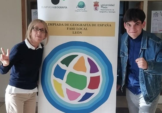 Diego Contreras Hernández con su tutora Carmen Fraile en la Facultad de Filosofía y Letras de la ULE.