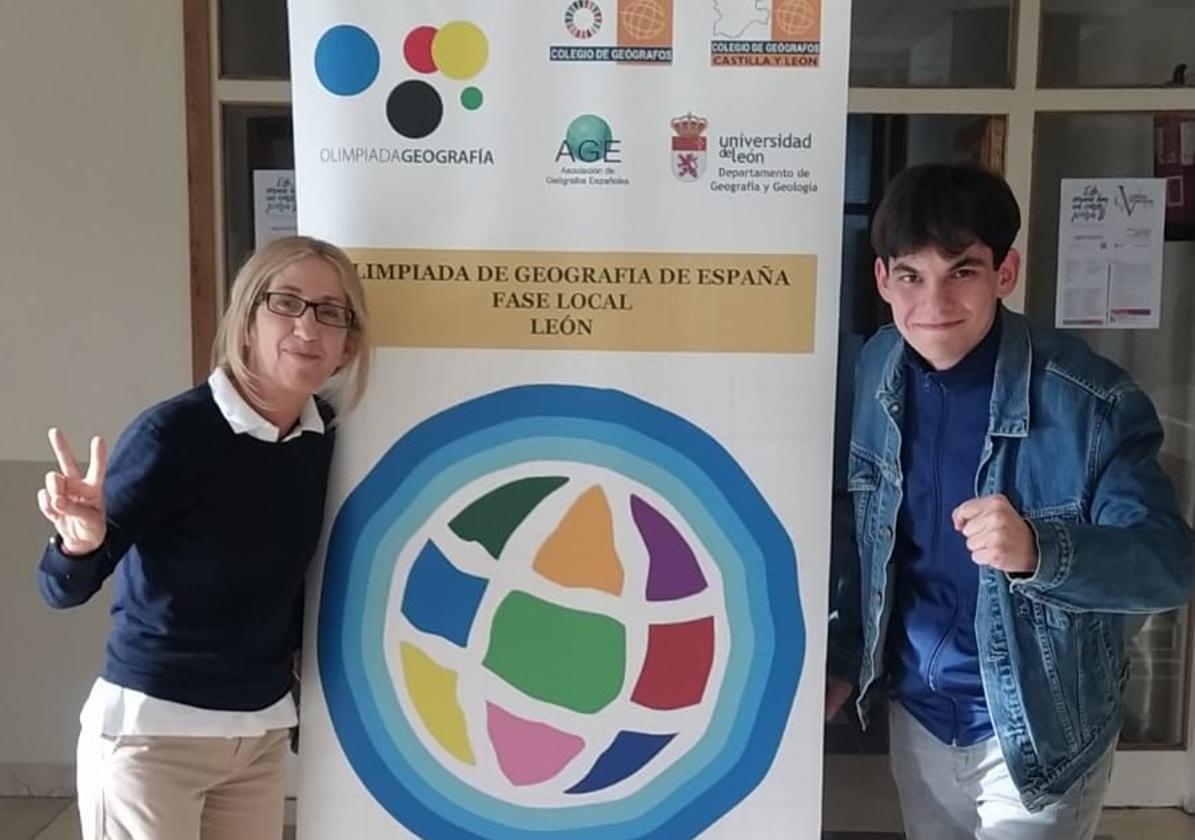 Diego Contreras Hernández con su tutora Carmen Fraile en la Facultad de Filosofía y Letras de la ULE.