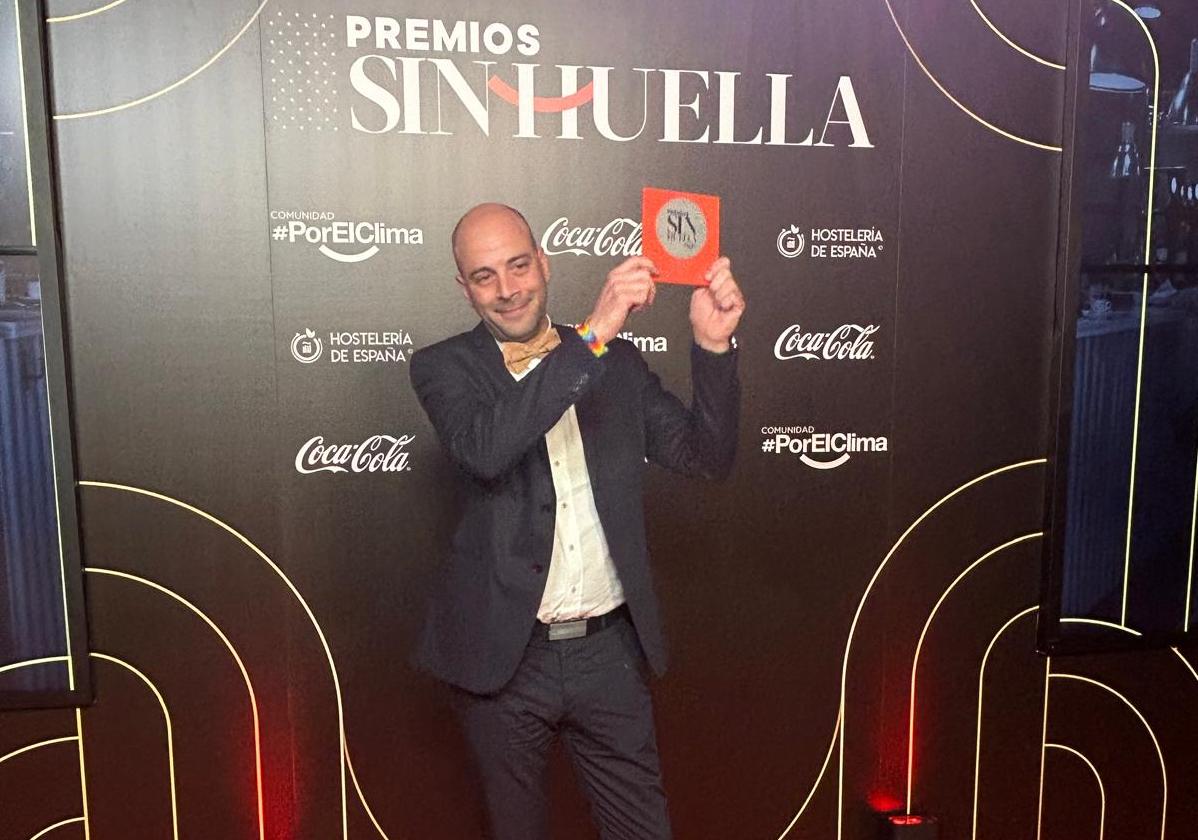 Javier Rodríguez celebra su premio.