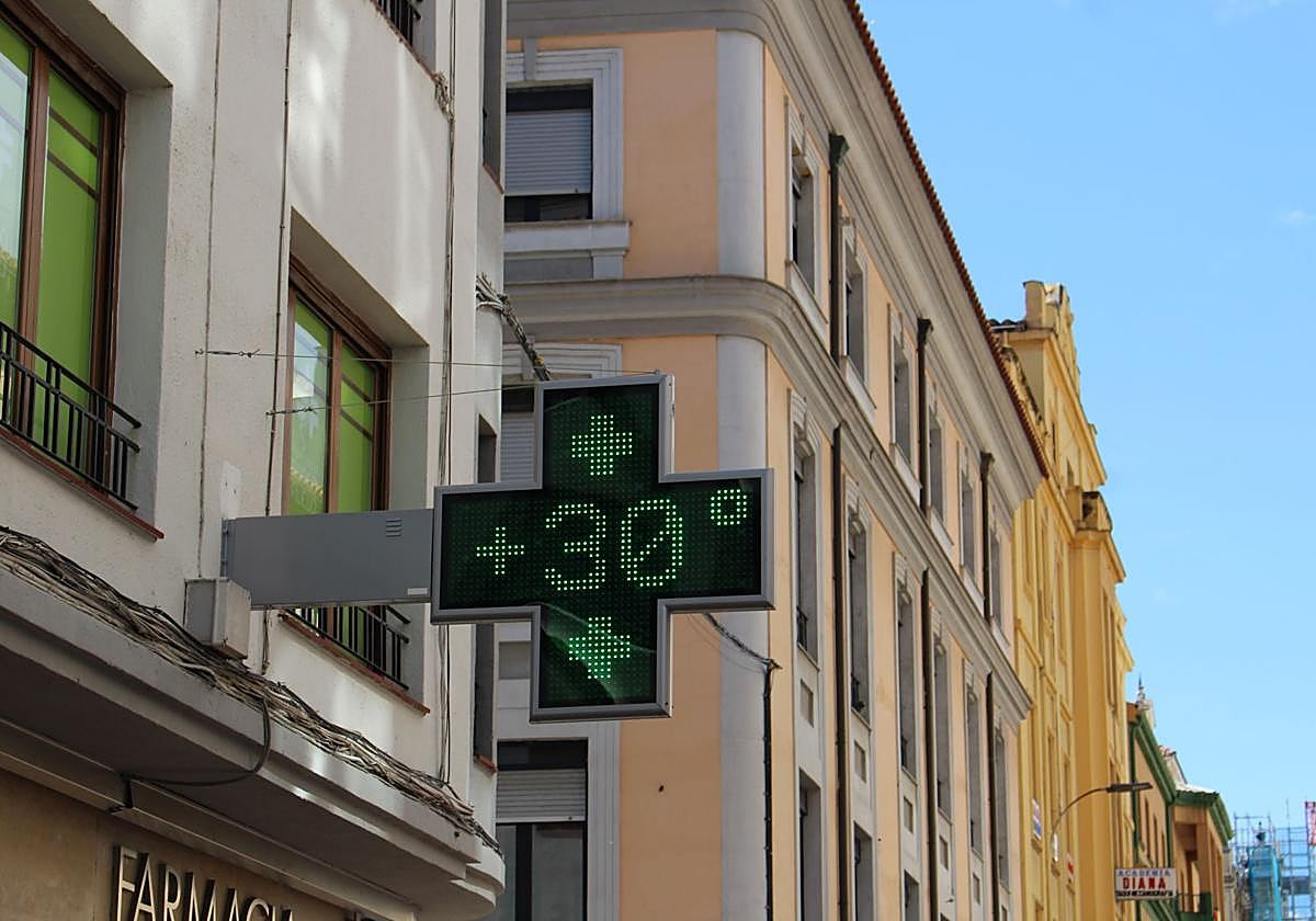 Un termómetro marca 30 grados en la plaza de las Cortes Leonesas.