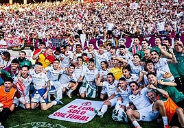 Los jugadores de la Cultural celebran el ascenso.