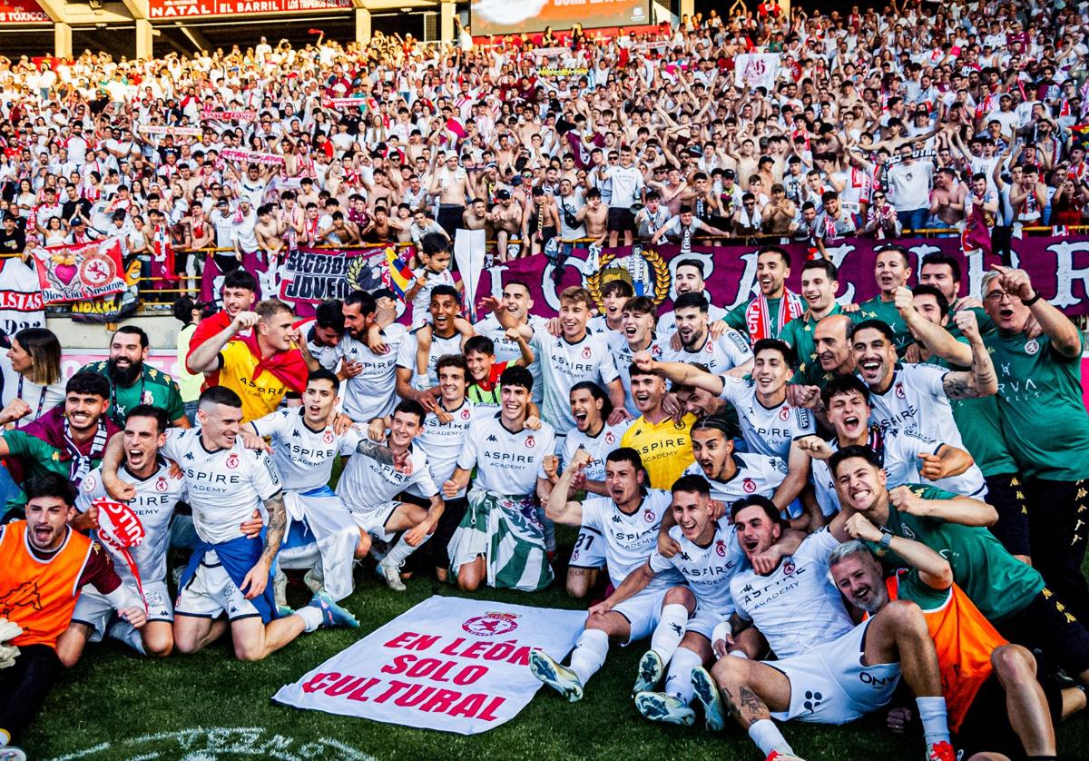 Los jugadores de la Cultural celebran el ascenso.