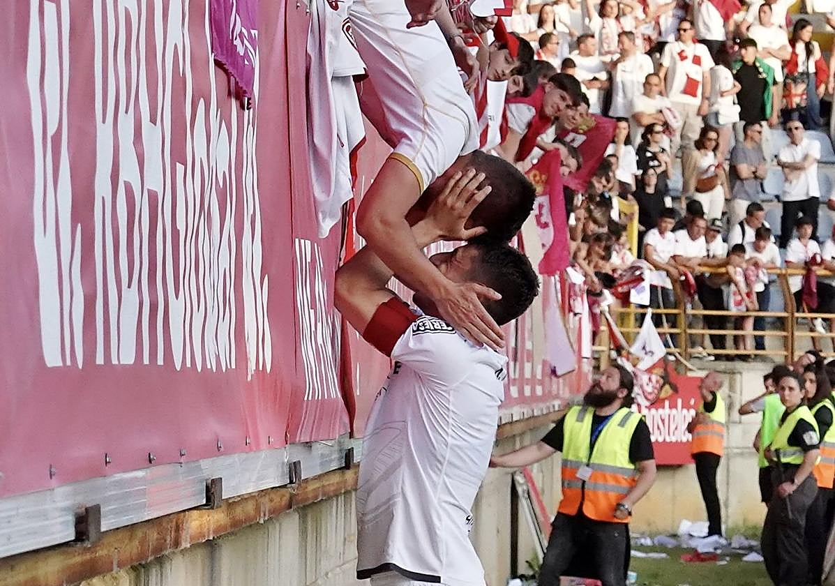 Dos jugadores se funden en un abrazo tras el partido.