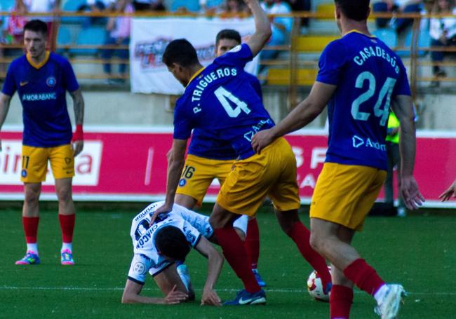 Chacón y Trigueros pelean por un balón.