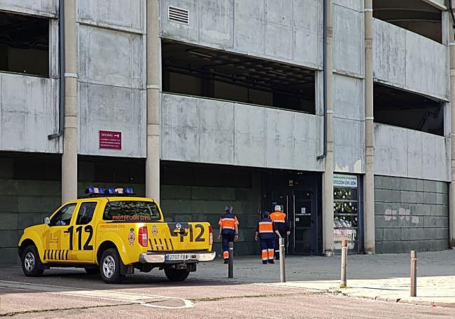 Miembros de Protección Civil acuden en una visita rutinaria al estadio Reino de León el domingo posterior al ascenso.