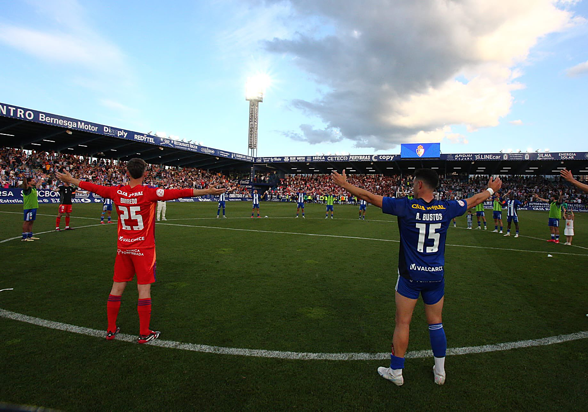 La Deportiva celebra junto a su gente la victoria en el derbi