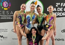 Las gimnastas y su entrenadora.