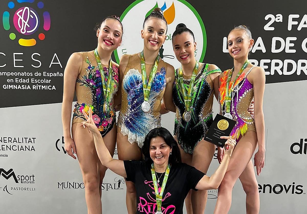 Las gimnastas y su entrenadora.