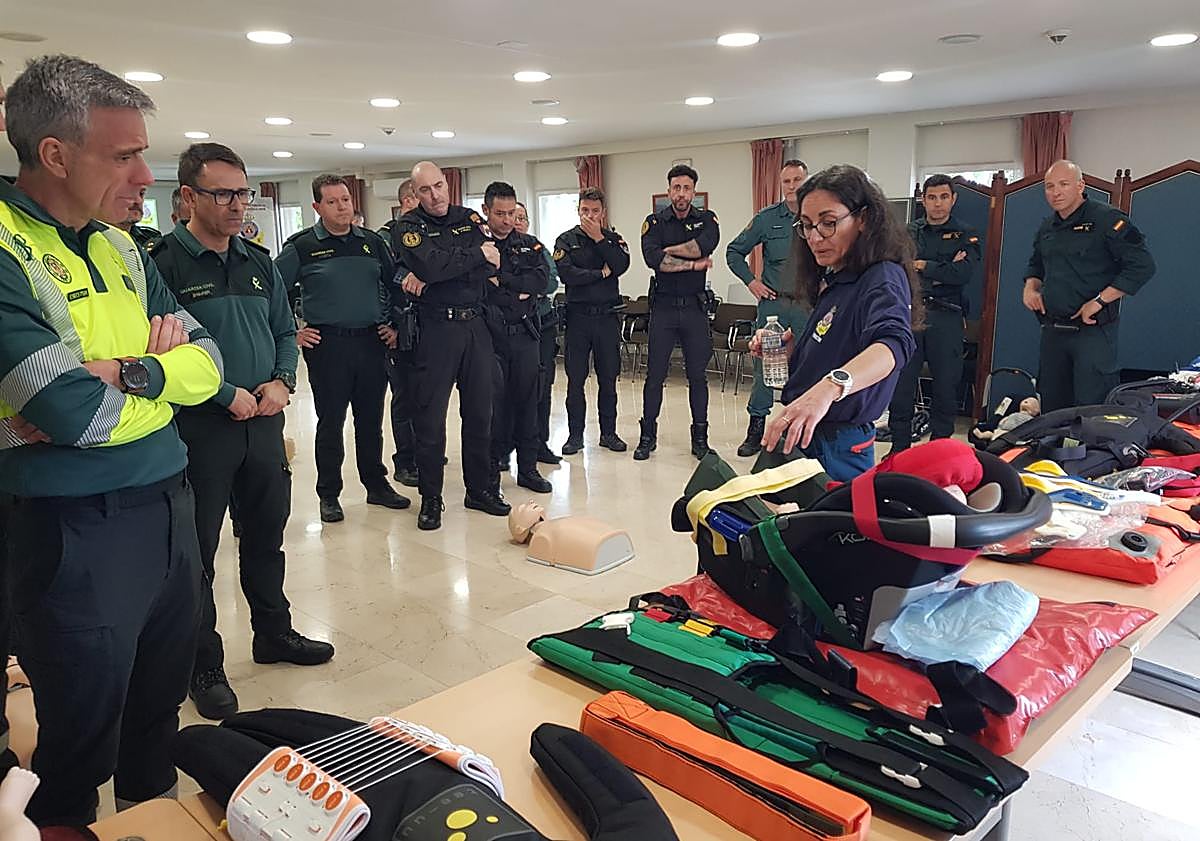 Imagen principal - Más imágenes del curso impartido a los guardias civiles.