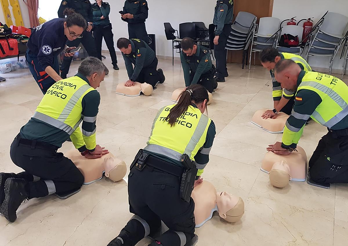Imagen secundaria 1 - Más imágenes del curso impartido a los guardias civiles.