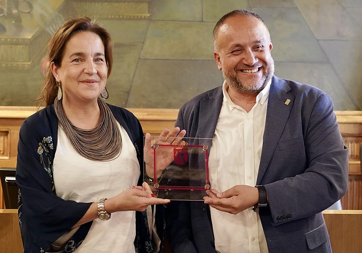 Natichu Alvarado, consejera ejecutiva de la Cultural, junto al presidente de la Diputación, Gerardo Álvarez Courel.