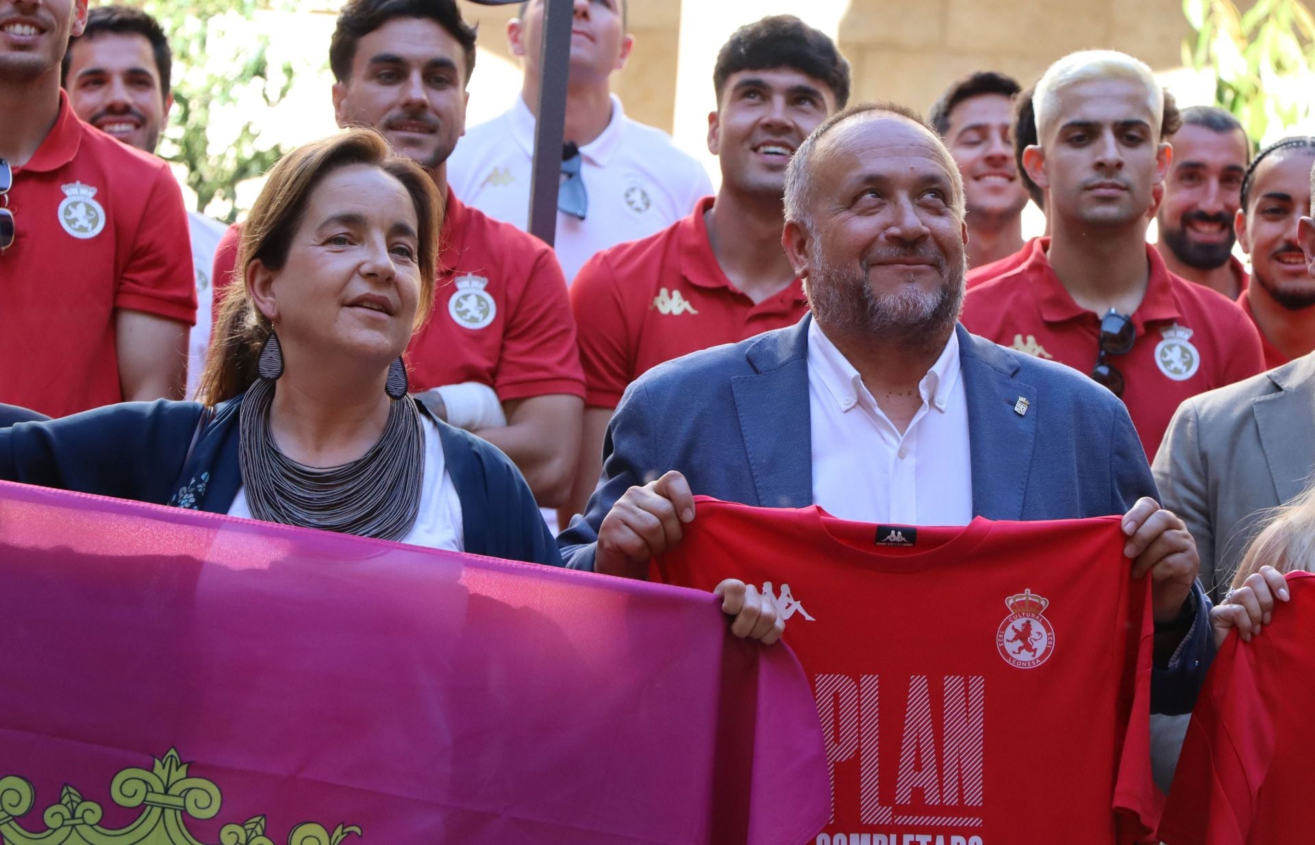 Recepción a la plantilla de la Cultural en la Diputación de León