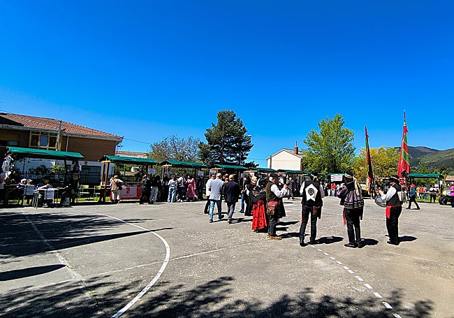 Dulzaineros en la Feria Brañar