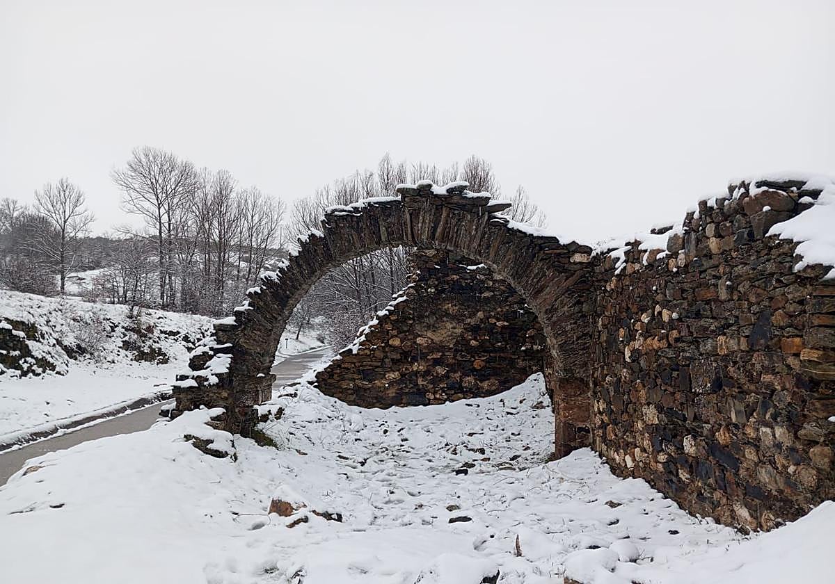 Solo un arco queda en pie en la ermita.