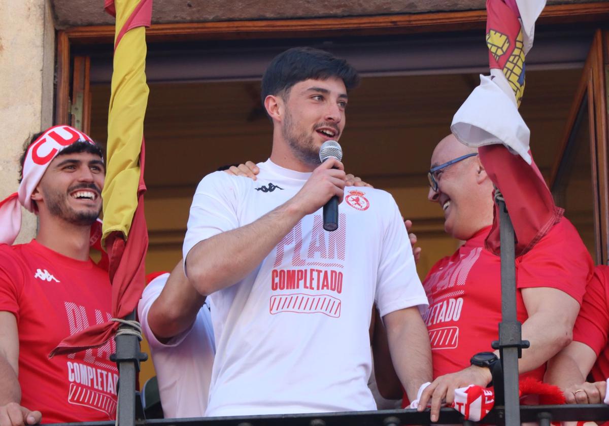 Amigo, portero de la Cultural, durante la celebración en el balcón del Ayuntamiento de León.