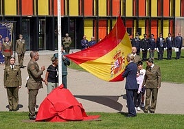 Izado de la bandera.