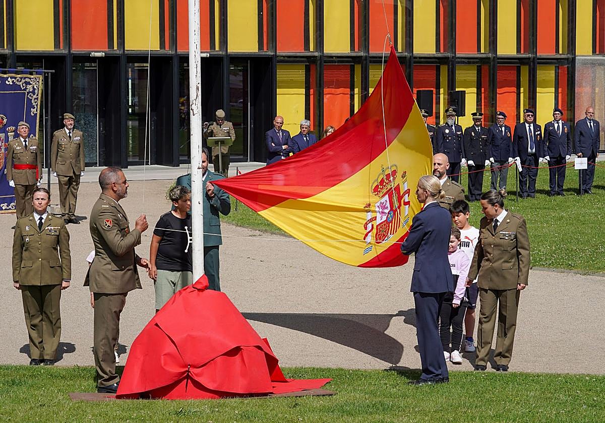 Izado de la bandera.