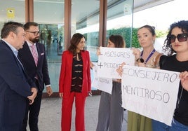 El portavoz de UPL Luis Mariano Santos conversa con las personas que han sido expulsadas de la tribuna de invitados del hemiciclo de las Cortes al reclamar la dimisión del consejero de Sanidad.