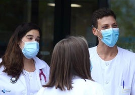 Jóvenes médicos en un hospital.