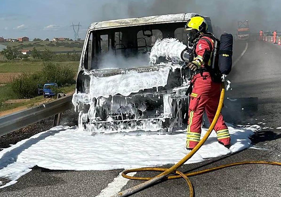 El vehículo tras arder.