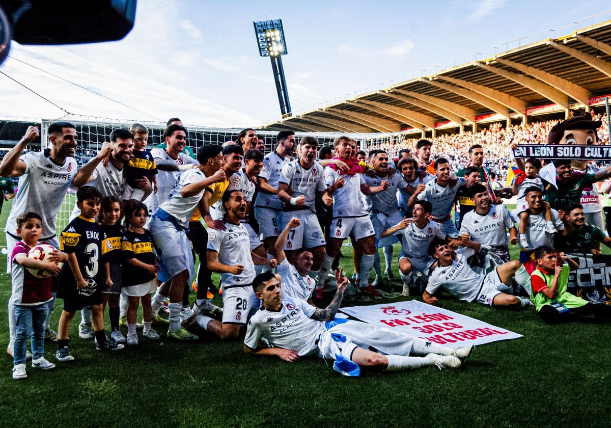 Los jugadores de la Cultural celebran el ascenso a Segunda División.
