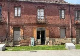 La casa que será demolida en la muralla de León.