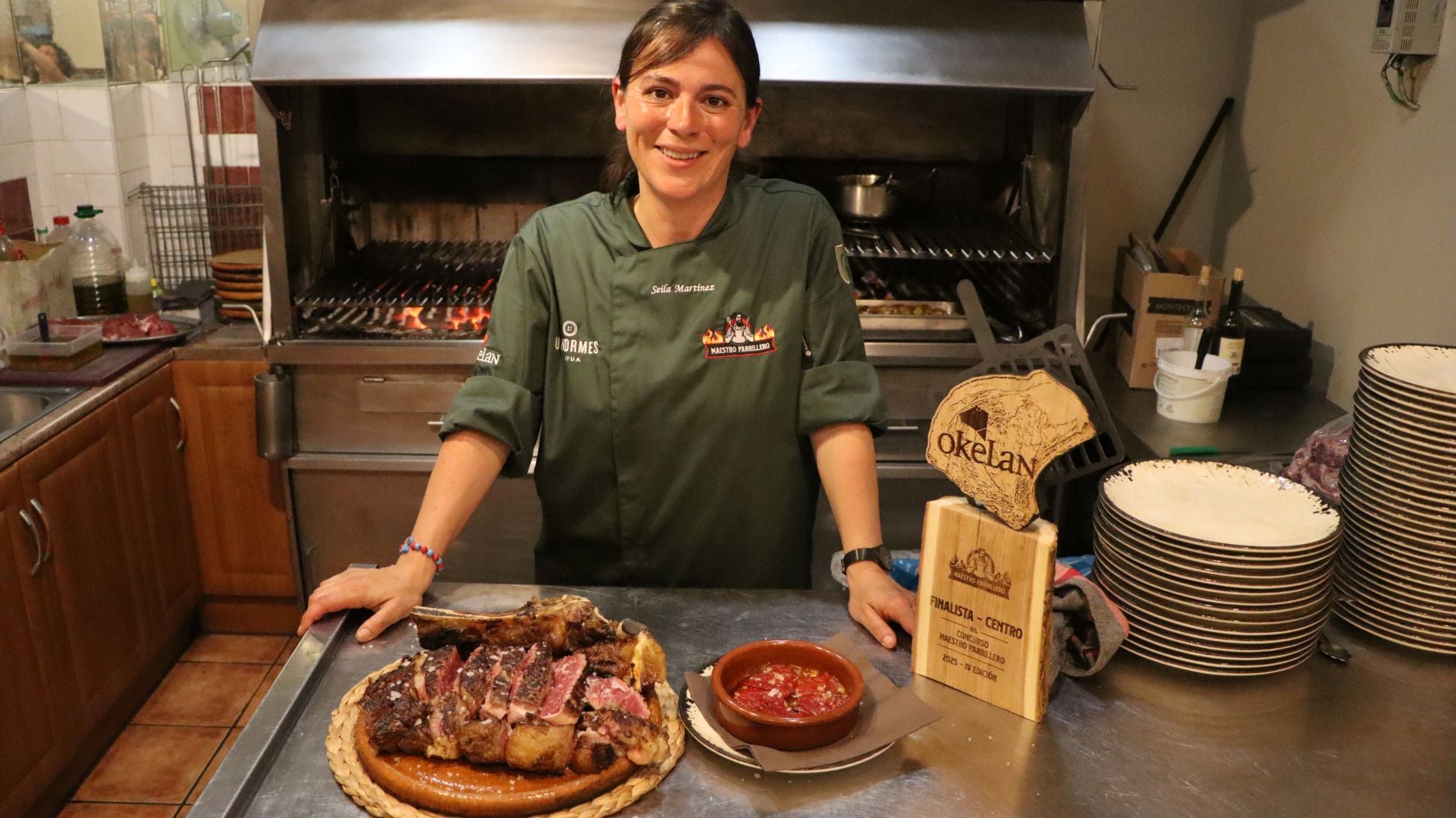 Así prepara un chuletón una de las mejores parrilleras de España