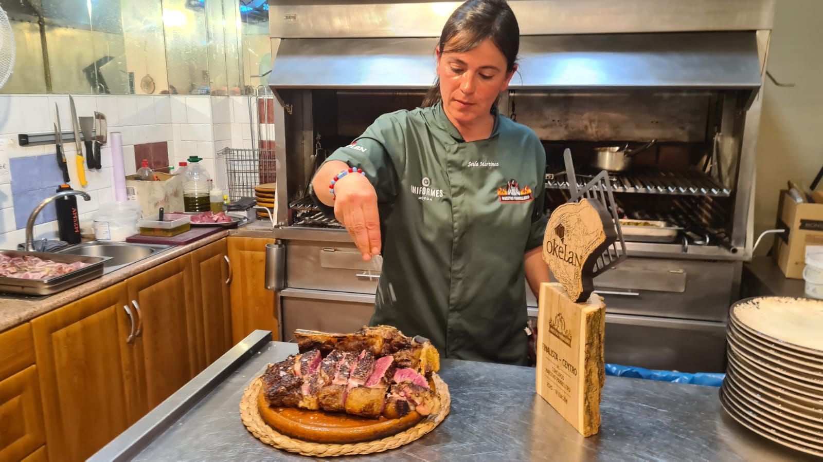 Así prepara un chuletón una de las mejores parrilleras de España