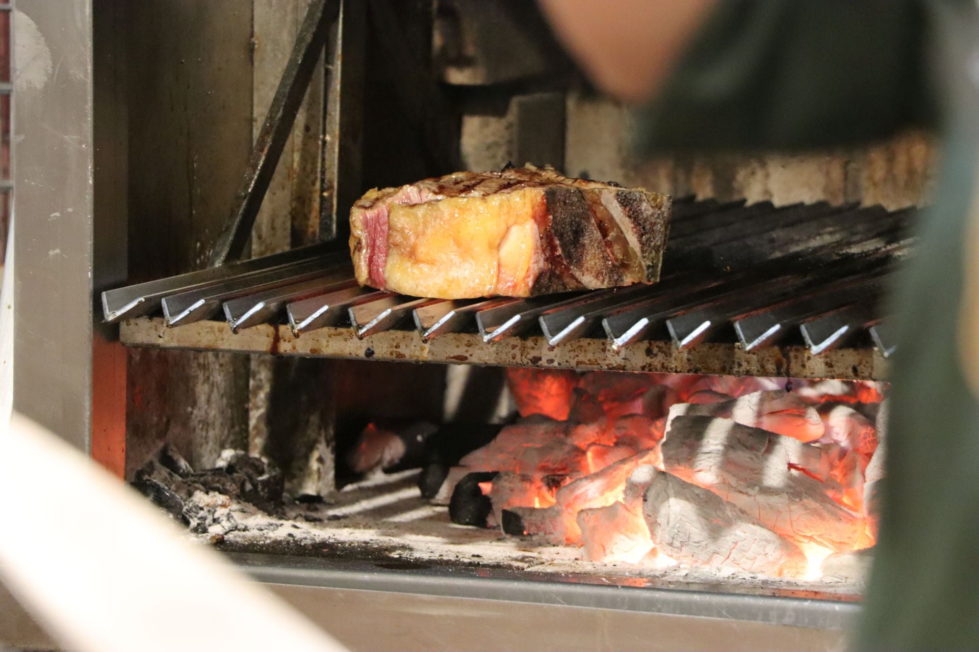 Así prepara un chuletón una de las mejores parrilleras de España