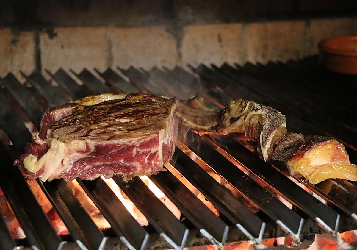Así prepara un chuletón una de las mejores parrilleras de España