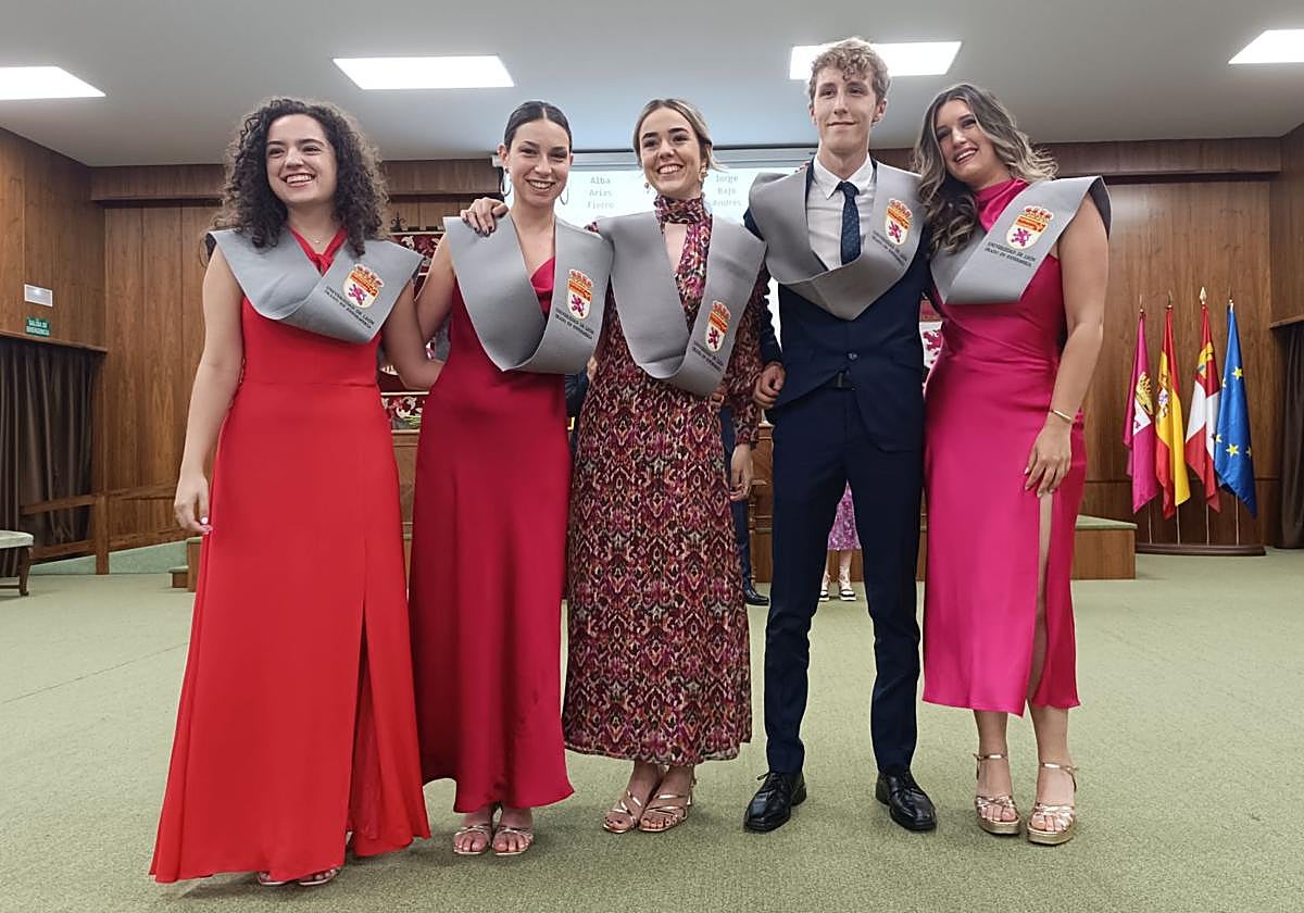 Cinco de los alumnos graduados.