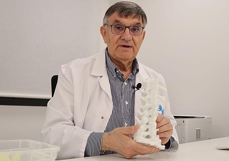 El doctor Mostaza sostiene uno de los biomodelos 3D de columna.