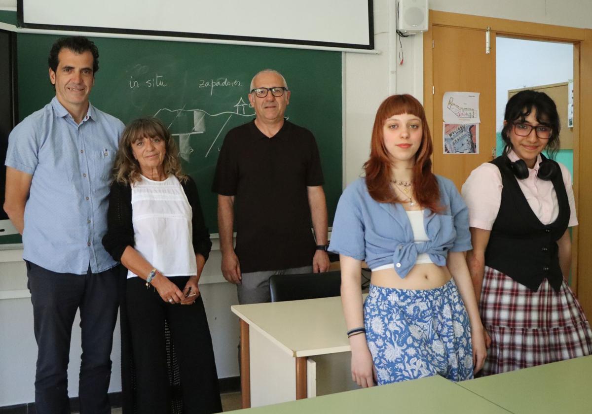 Director, profesores y alumnas del IES Legio VII.