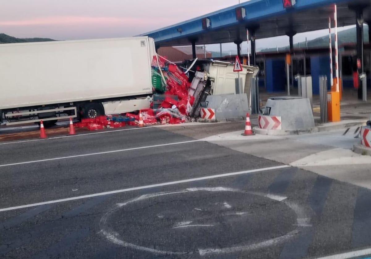 Un camión se estampa contra la caseta del peaje de la León-Asturias en un espectacular accidente