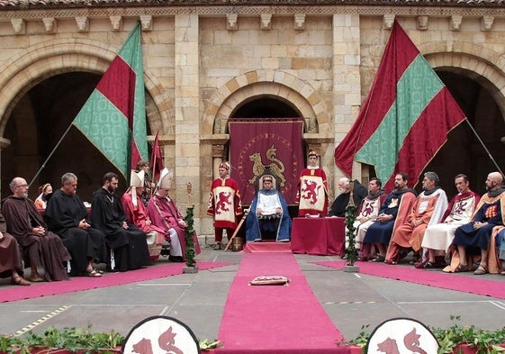 La Asociación Cultural El Trovador Leonés lleva a cabo una representación de las Cortes de 1188 bajo el título 'Al Alba del Parlamentarismo'