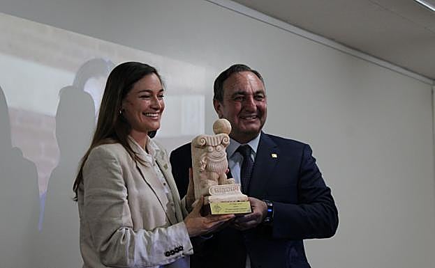 Laura González Llamazares recogiendo el premio 'Jose Belinchón' del colegio Leonés