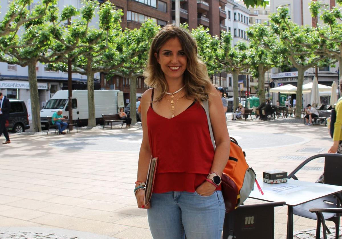 Mariela Blanco Sabugo, con la documentación sobre Abai en una mano, a la espera conocer detalles sobre su futuro y el de sus compañeros.