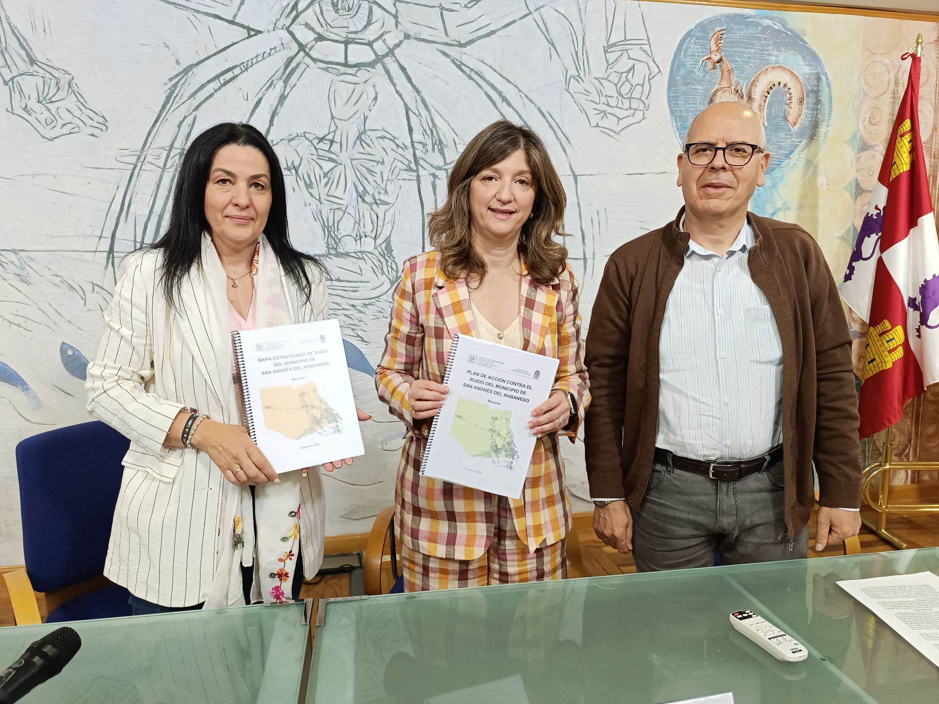 La rectora de la ULE, Nuria González, junto a la alcaldesa de San Andrés del Rabanedo, Ana María Fernández Caurel y a Jesús Cepeda, director del Laboratorio de Acústica Aplicada de la ULE.