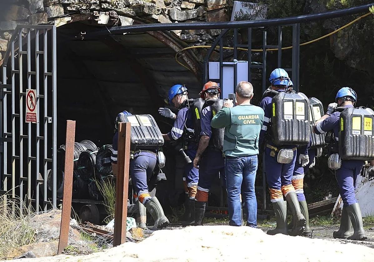 La Brigada de Salvamento Minero de Hunosa y agentes, en la mina de Cerredo del pasado 8 de abril.