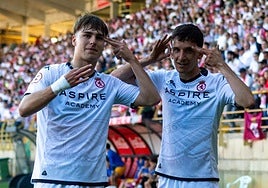Chacón y Álvaro celebran uno de los goles de la Cultural.