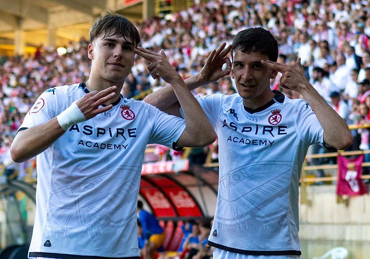 Chacón y Álvaro celebran uno de los goles de la Cultural.