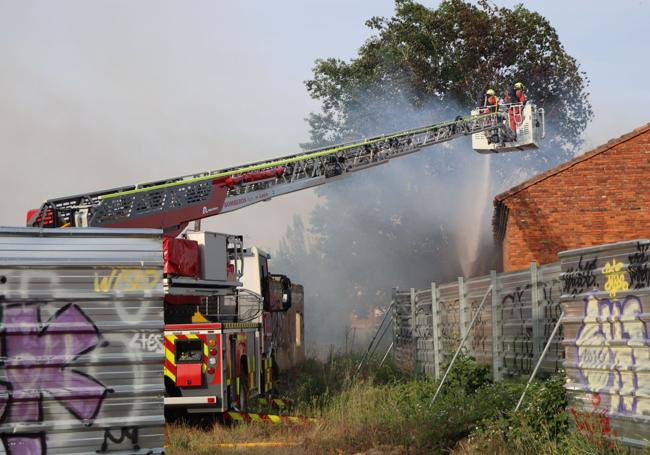 Bomberos de León en la extinción del fuego.
