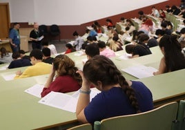 Alumnos de institutos leoneses se presentan a la PAU en la ULE.