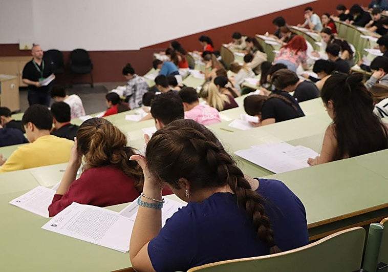 Alumnos de institutos leoneses se presentan a la PAU en la ULE.