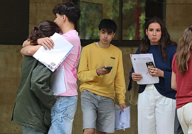 Alumnos leoneses a las puertas de la Universidad de León.