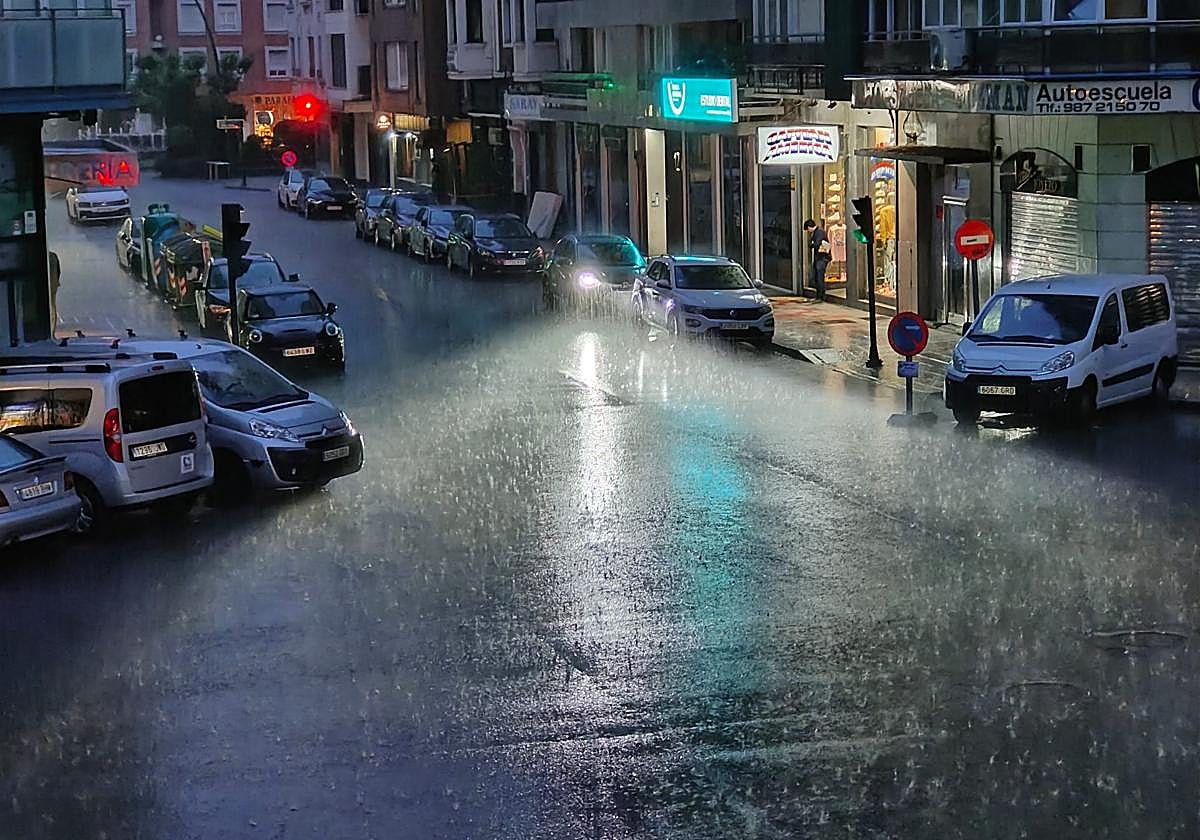 El intenso chubasco descarga en el centro de León.