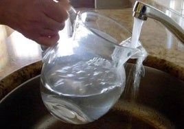 Jarra con agua del grifo.
